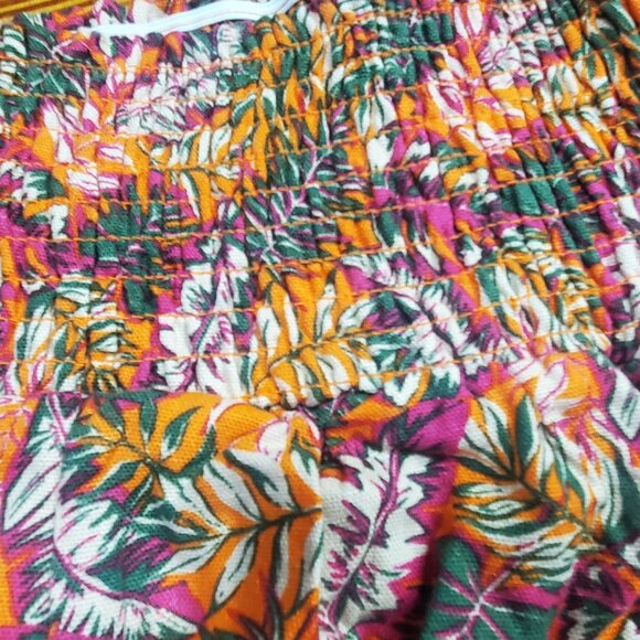 High waisted, elastic band linen blend shorts - Picture 2 of 4